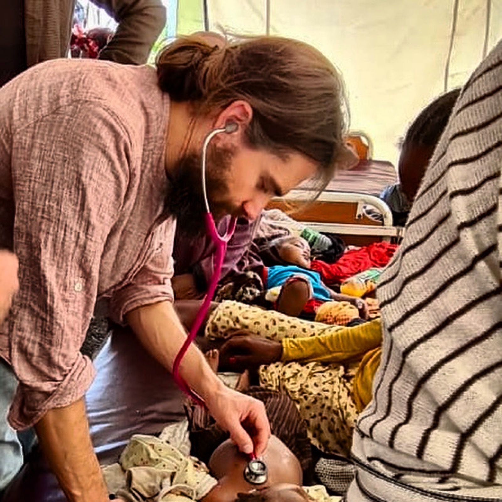 Iñaki Alegría auscultando a un niño durante una jornada comunitaria