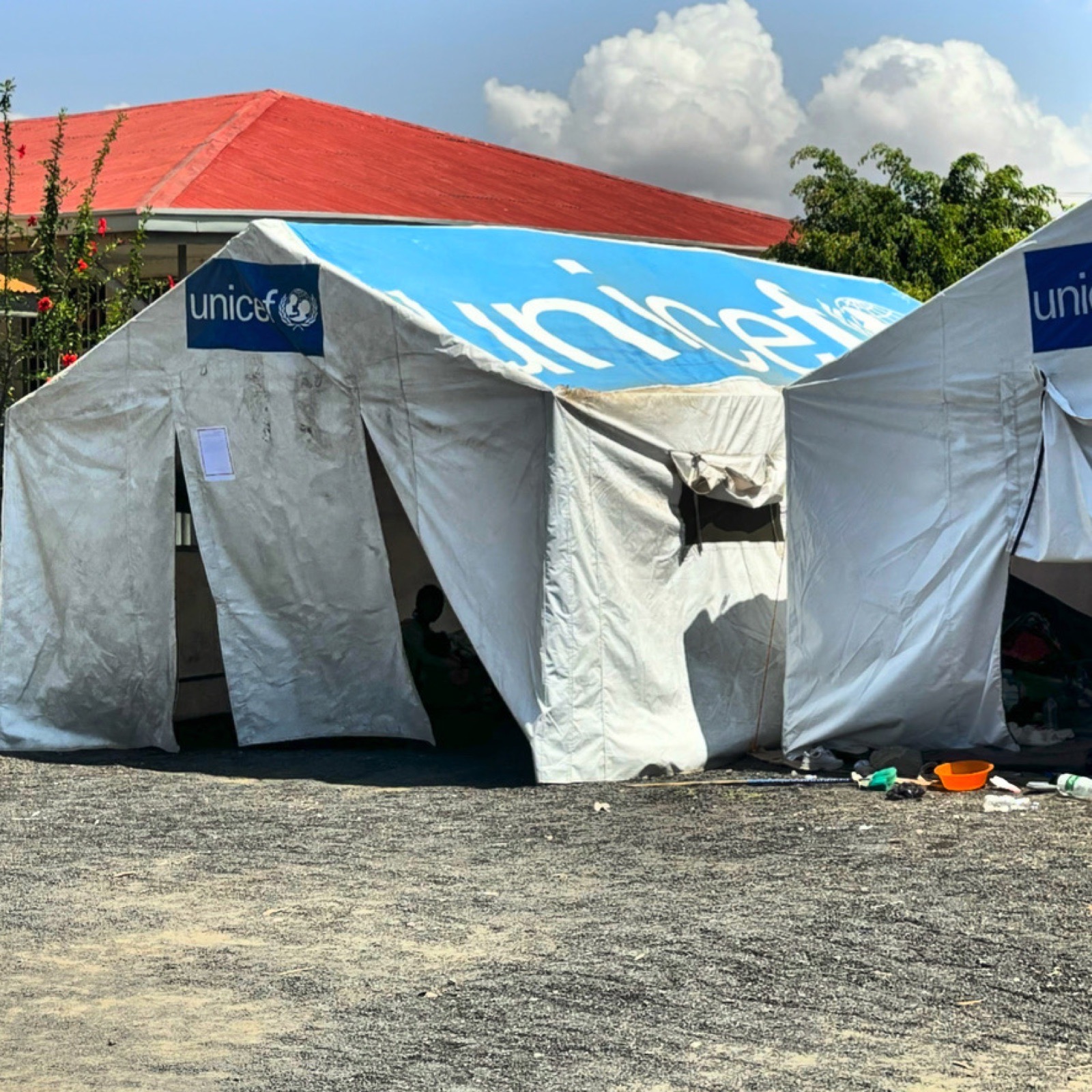 Tiendas de atención humanitaria junto al hospital