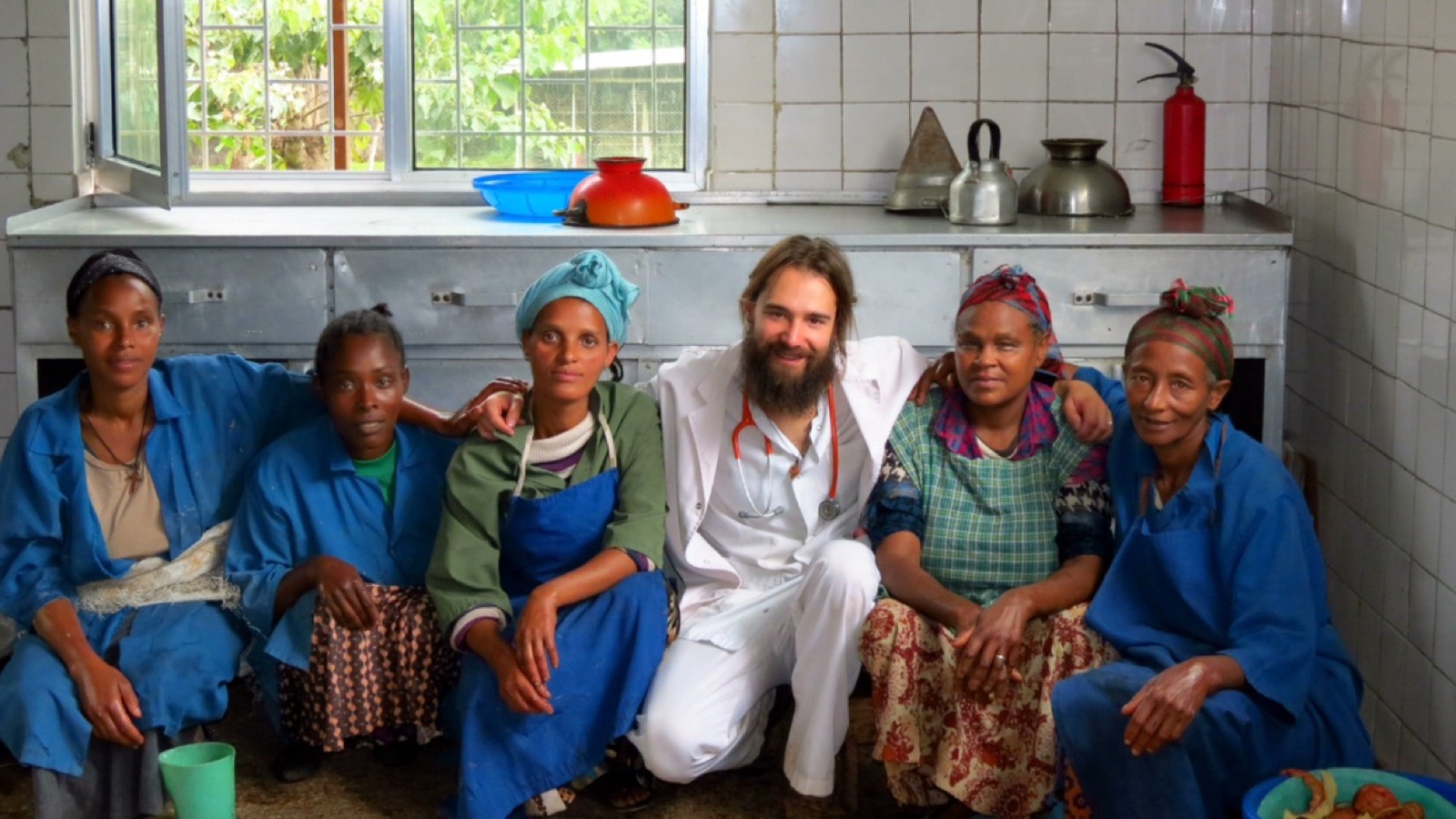 Iñaki Alegría junto al equipo de cocina del Hospital de Gambo