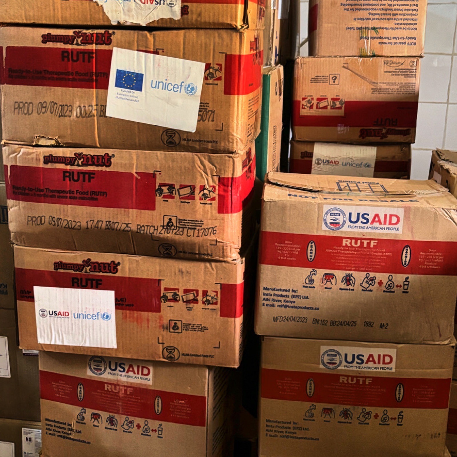 Cajas de alimento terapéutico para tratar la desnutrición