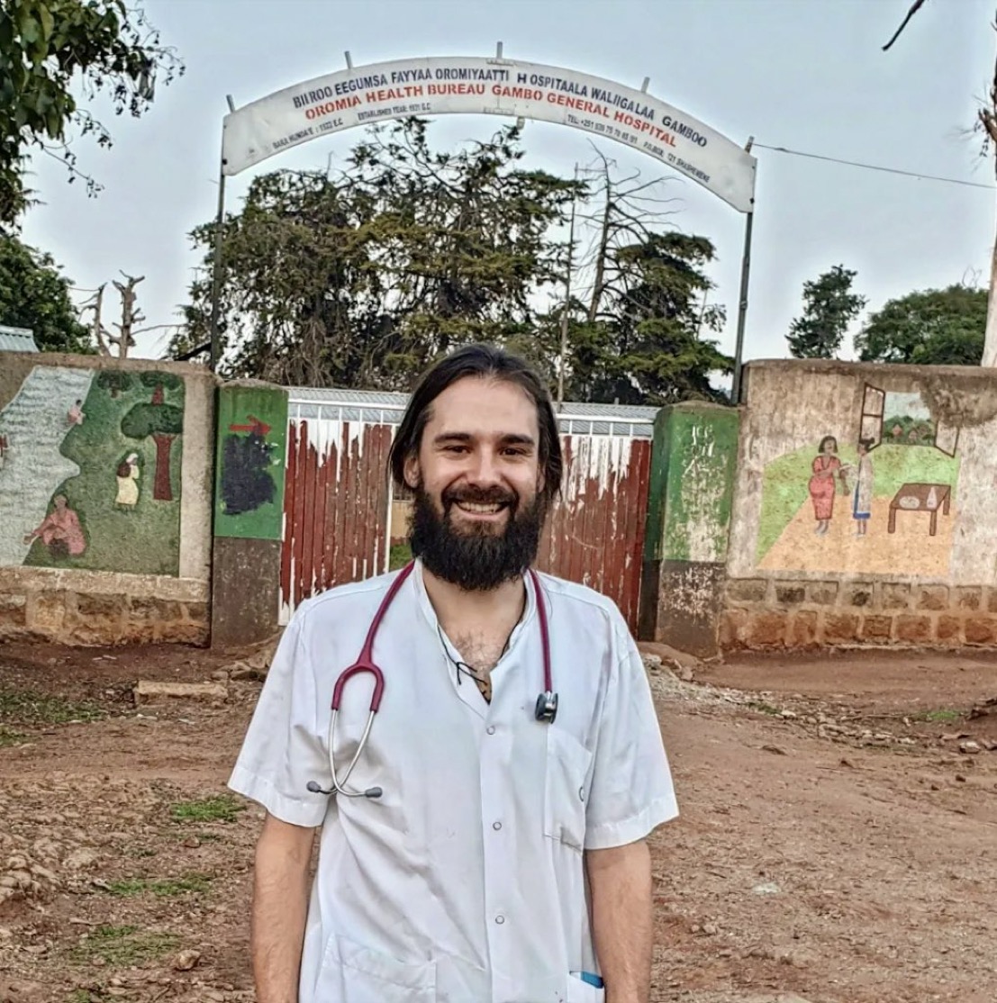 Iñaki Alegría ante el Hospital General de Gambo