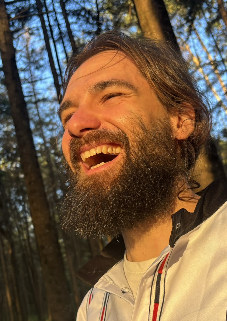 Retrato sonriente de Iñaki Alegría entre árboles